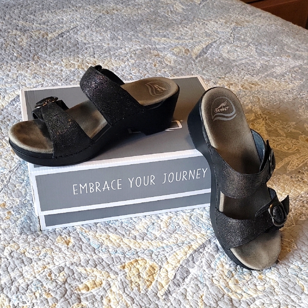 Comfortable Black Wedge Sandals